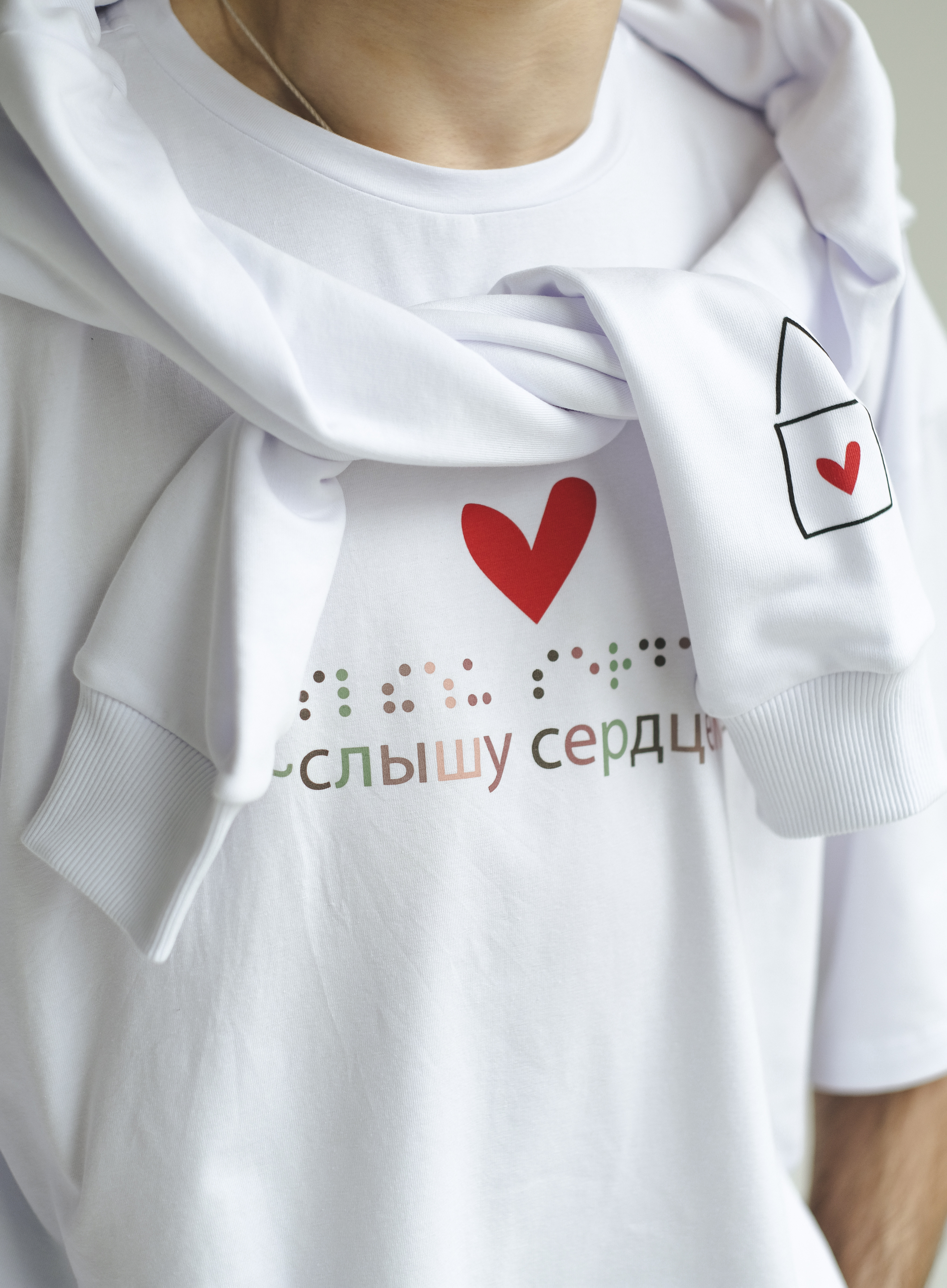 картинка Футболка "Слышу сердцем", белая, размер S, M, оверсайз от магазина «Дом слепоглухих»