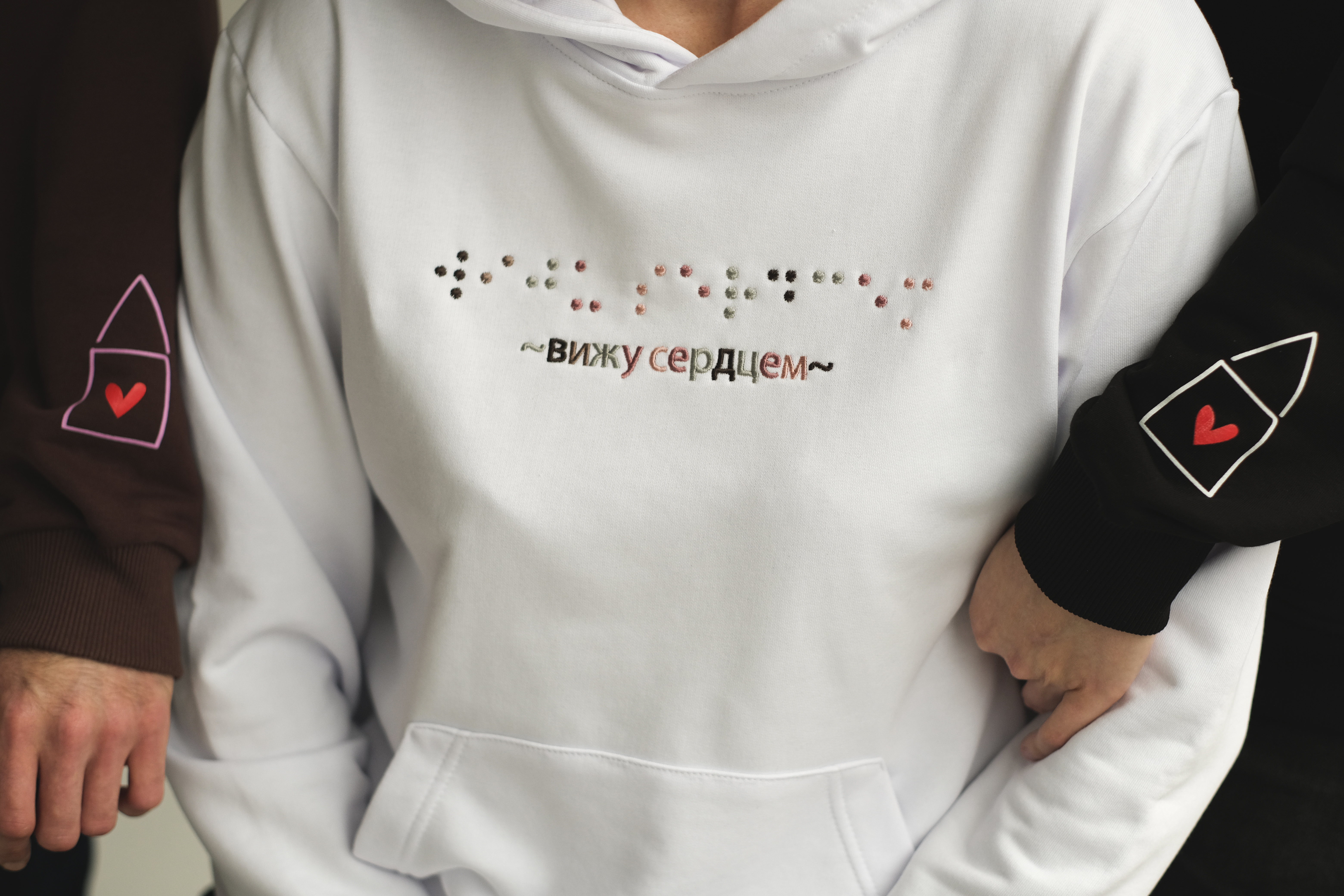 картинка Худи "Вижу сердцем", белый, размер S, M, L, XL от магазина «Дом слепоглухих»