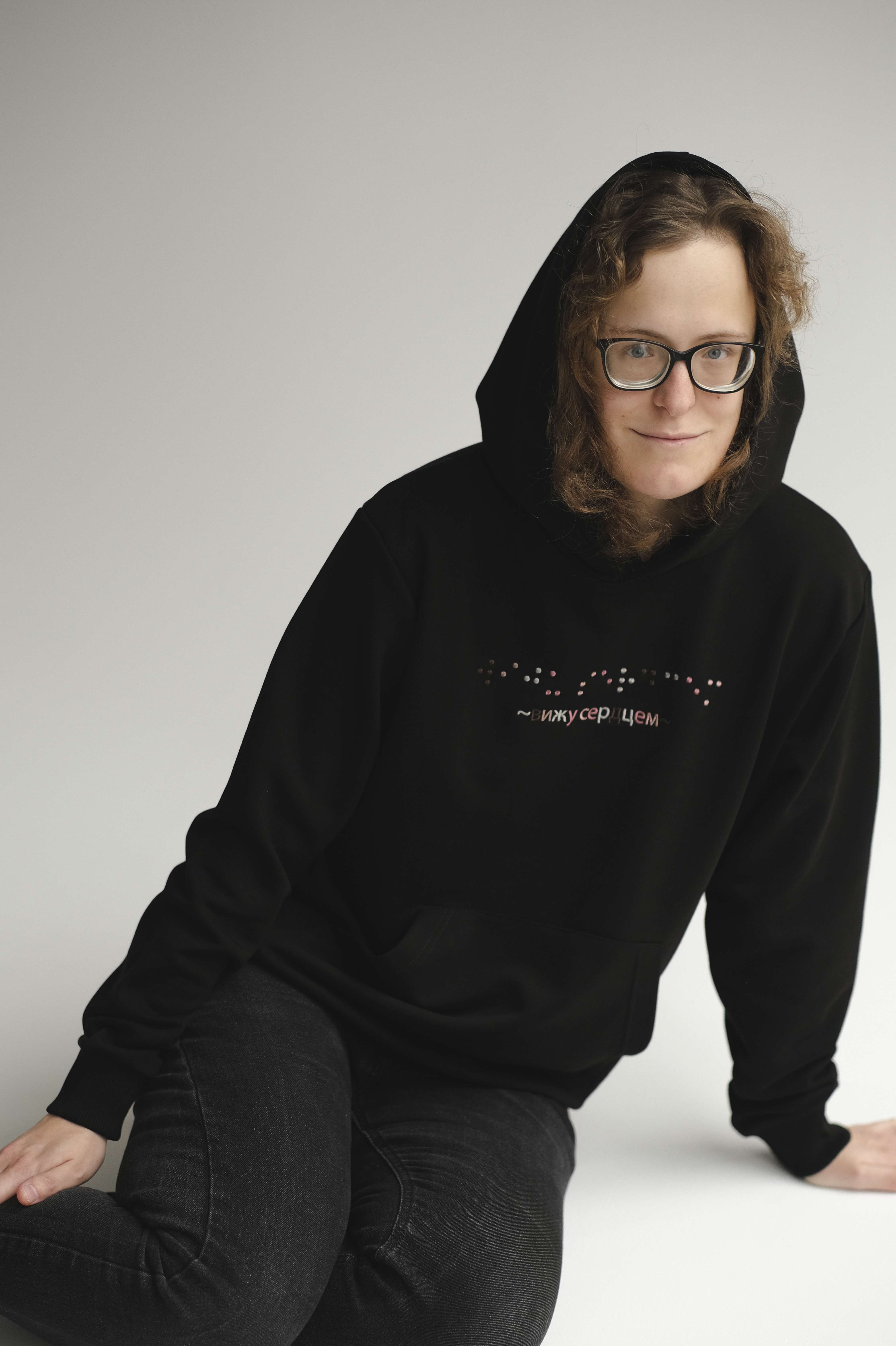 картинка Худи "Вижу сердцем", чёрный, размер S, M, L, XL от магазина «Дом слепоглухих»
